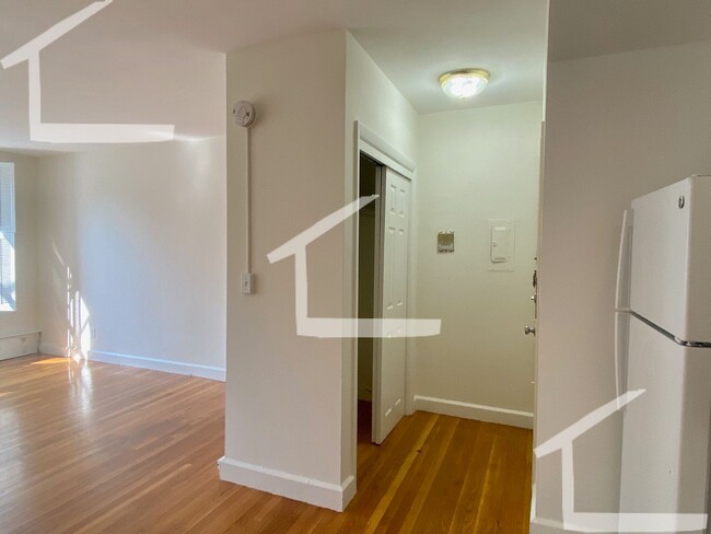 Building Photo - Spacious One Bed Right In Kenmore
