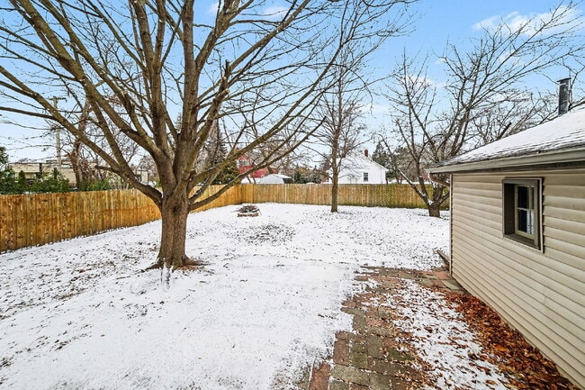 Building Photo - Stunning 3 bedroom rental minutes from downtown - $1800/Month