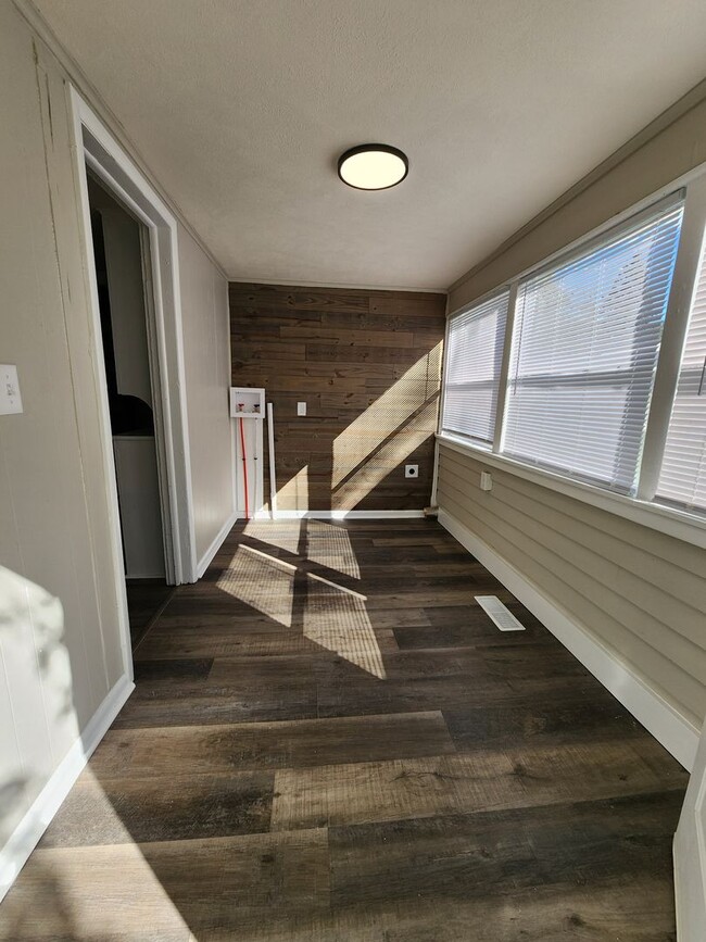 Building Photo - Spacious 3-Bedroom, 1-Bathroom Home AVAILA...