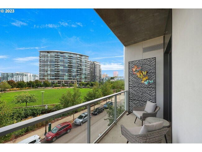 Building Photo - First Month's Rent FREE! Stunning East facing Pearl District condo located in The Vista Condomini...