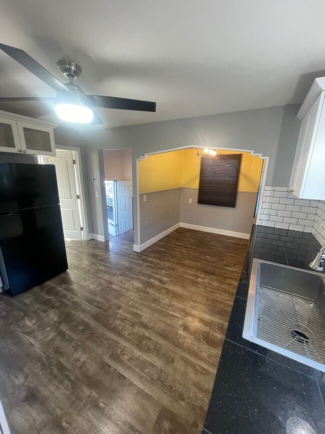 Building Photo - **MOVE IN SPECIAL!** Large 2 Bedroom with Bonus Space!