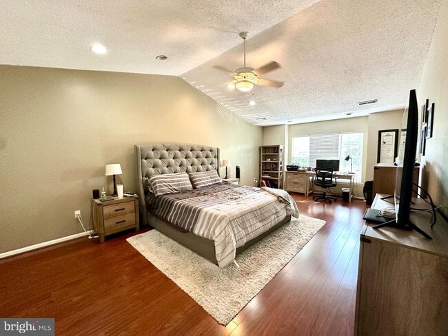 Building Photo - 8901 Normandy Dr