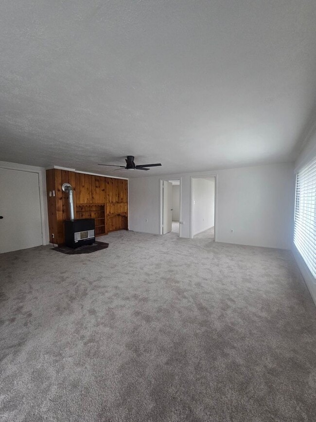 Building Photo - 2 bed 1 bath Recently Remodeled