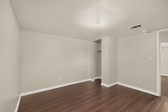 Building Photo - 937 Cleardale Dr