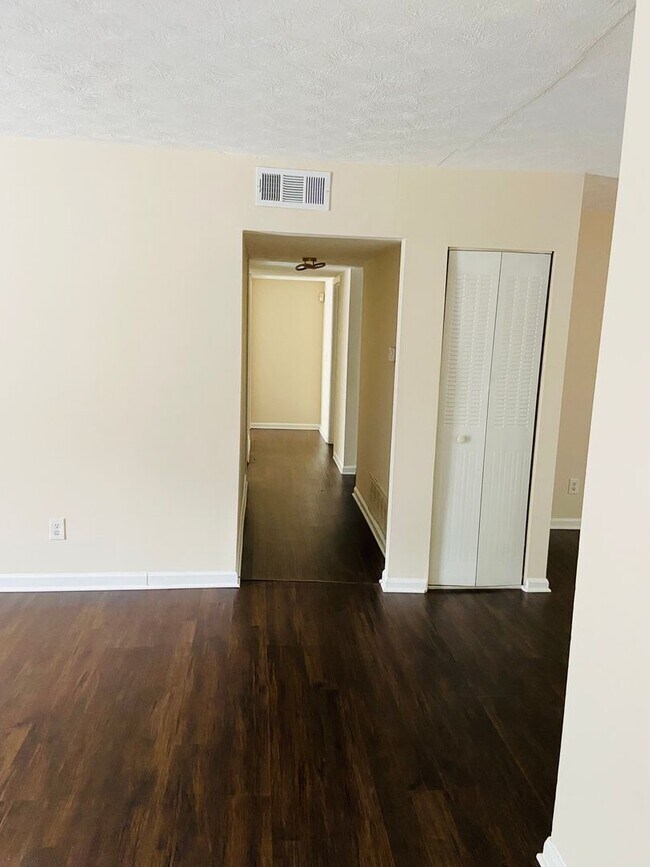 Building Photo - 3 bedrooms /2 bath Condo Available Now