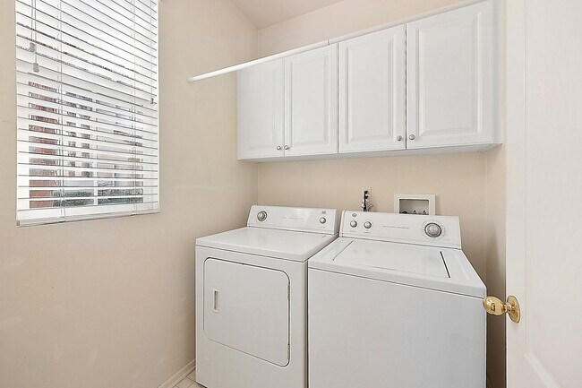 Building Photo - 2 Master Suites - 2 car garage - Townhome