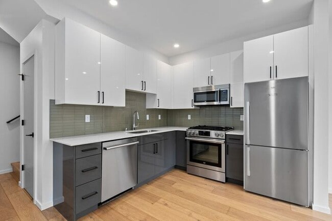 Building Photo - West Seattle Townhome with Air Conditionin...