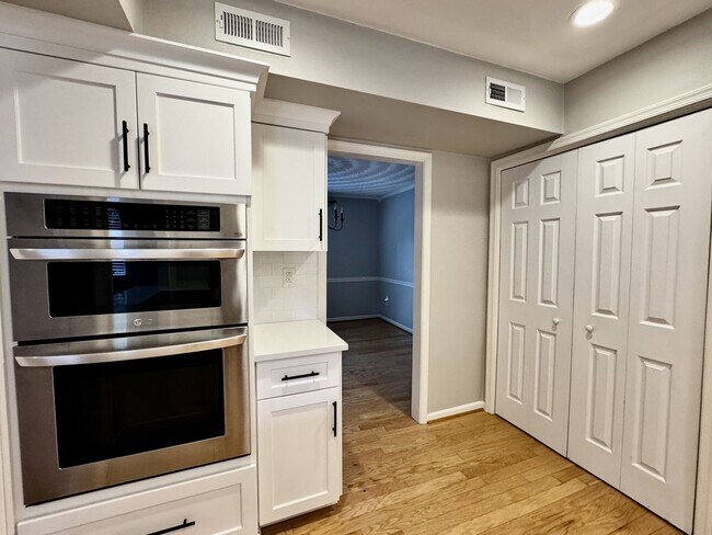 Building Photo - 4-Bedroom Home In Great Neck Meadows! Ready NOW!!! Fenced Backyard! HUGE Corner Lot! Dog Friendly!