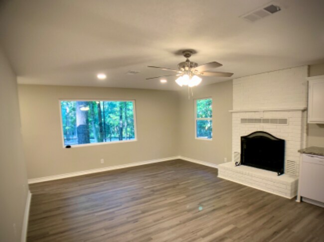 Building Photo - 628 Marion Dr N