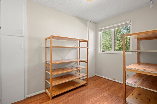 Building Photo - Spacious Updated Ranch