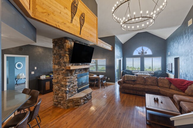 Building Photo - 8120 Stonegate Dr