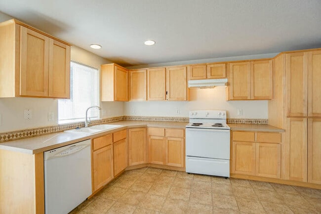 Building Photo - THREE BEDROOM WITH FENCED YARD