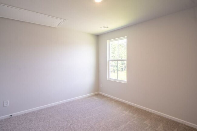 Building Photo - 142 Geranium Wy