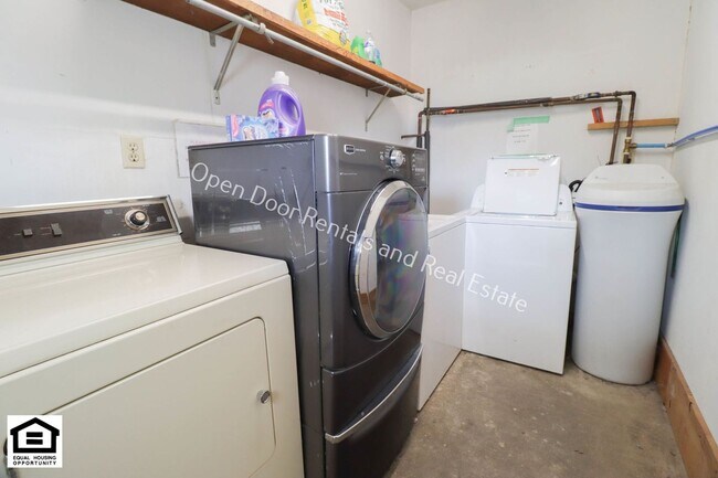 Building Photo - 255 S Wayne St