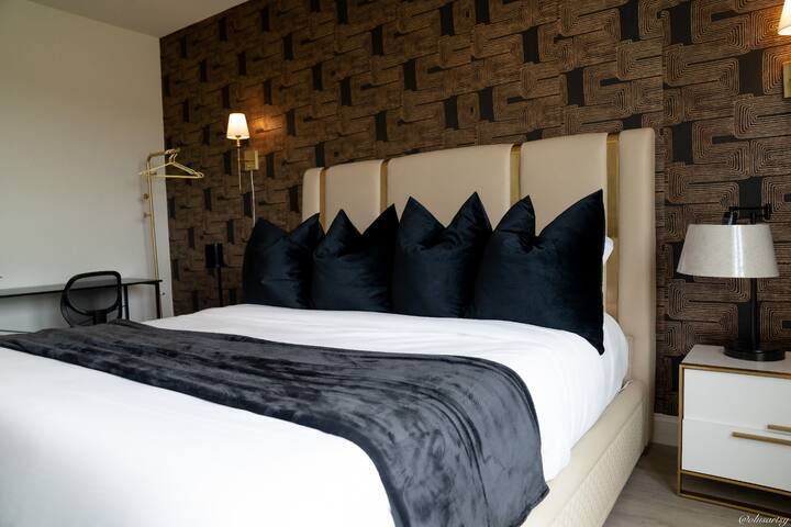 Building Photo - 528 Bronze Forest Dr