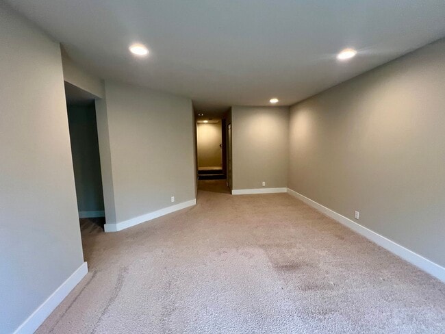 Building Photo - Newcastle Home