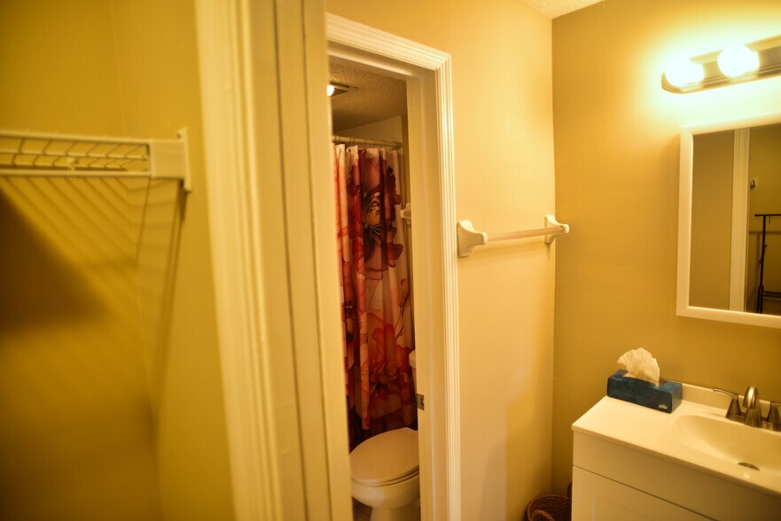 Master Bathroom - 950 S Kanner Hwy