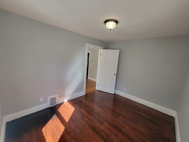 Building Photo - 994 River St