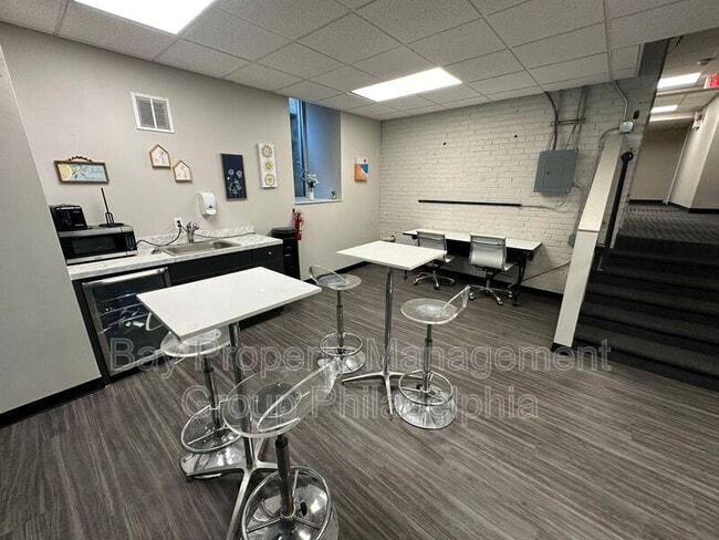 Building Photo - 437 W School House Ln