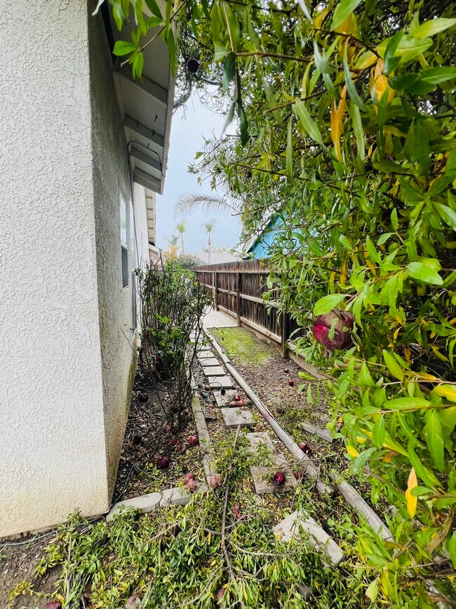 Building Photo - 575 W Cinnamon Ave