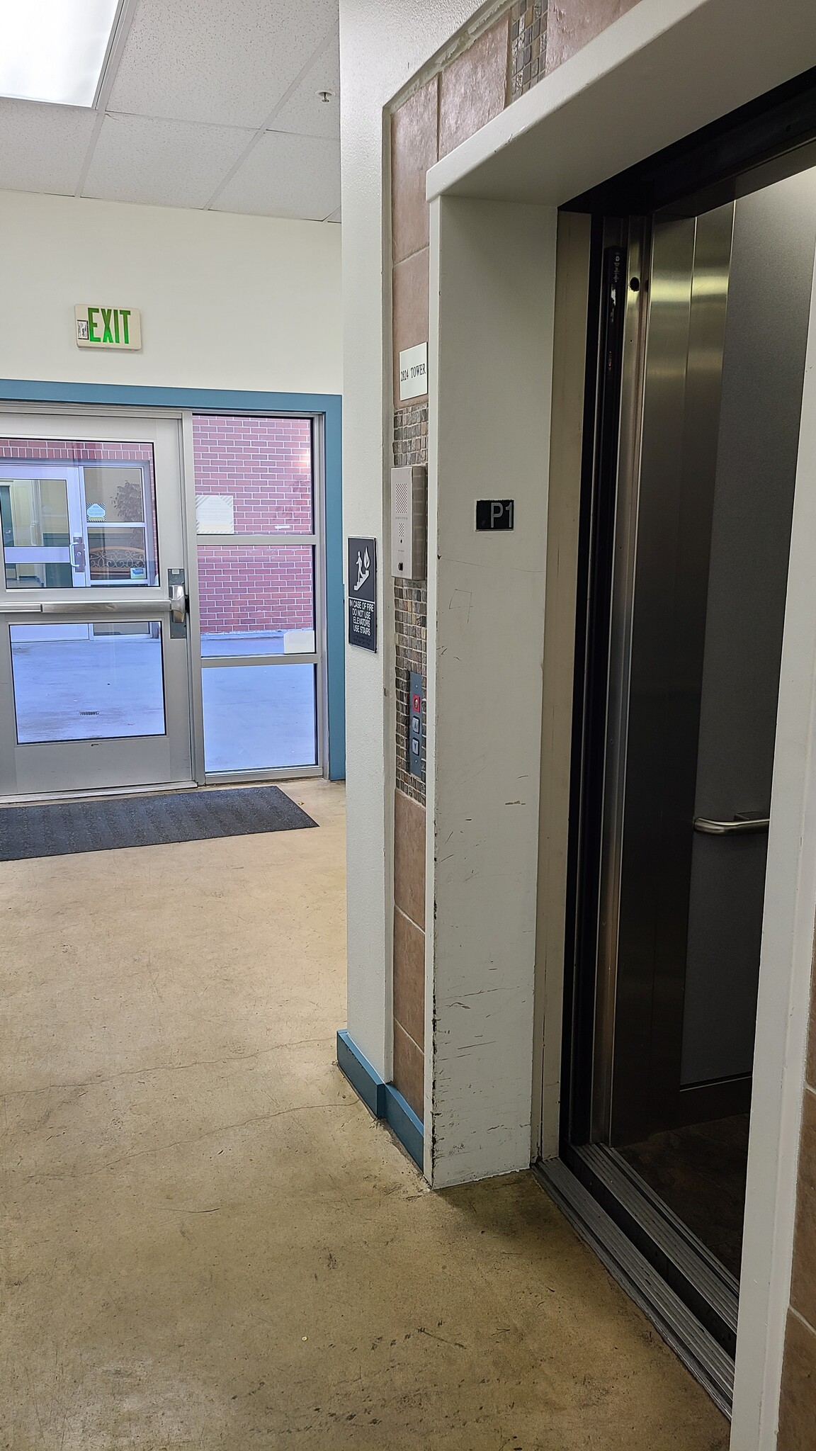 Lobby & Quiet Elevator - 2824 Grand Ave