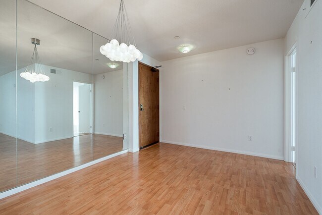 Building Photo - Marina District 2 Bedroom at Marina Park! ...