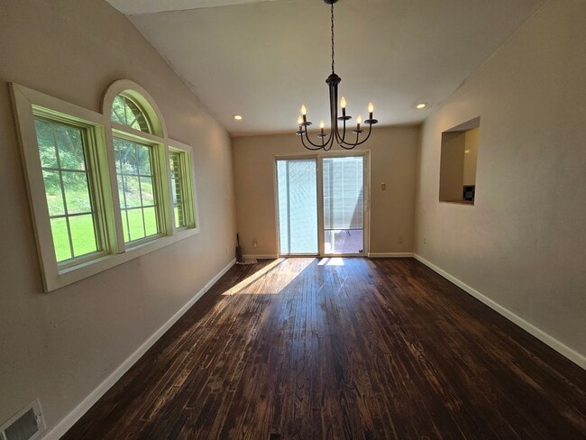 Building Photo - Beautiful 3 Bedroom Home - Garden City