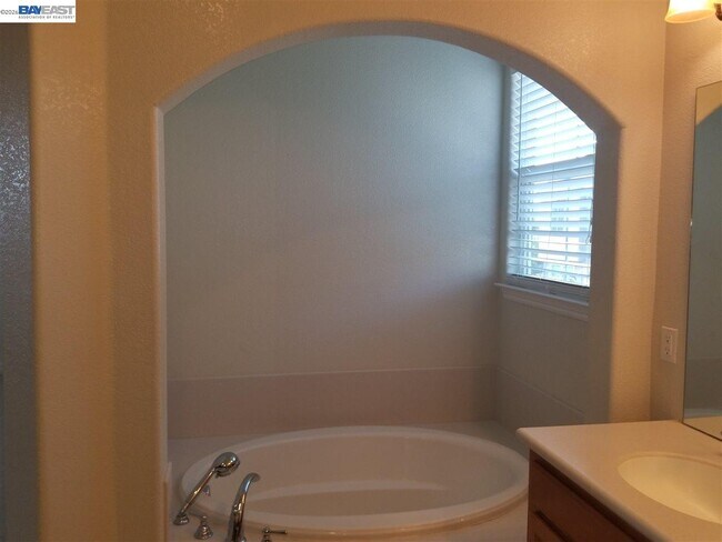 Building Photo - 199 N Alta Dena St