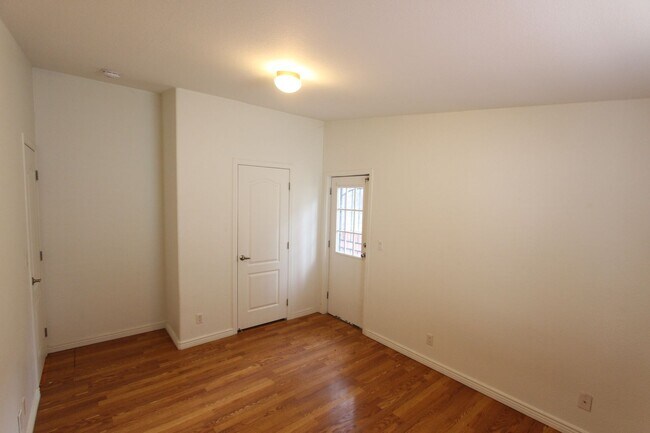 Building Photo - * LEASE PENDING Move-in ready Home in Railroad Springs