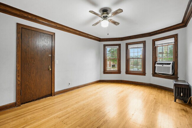 Building Photo - 833 Midland St