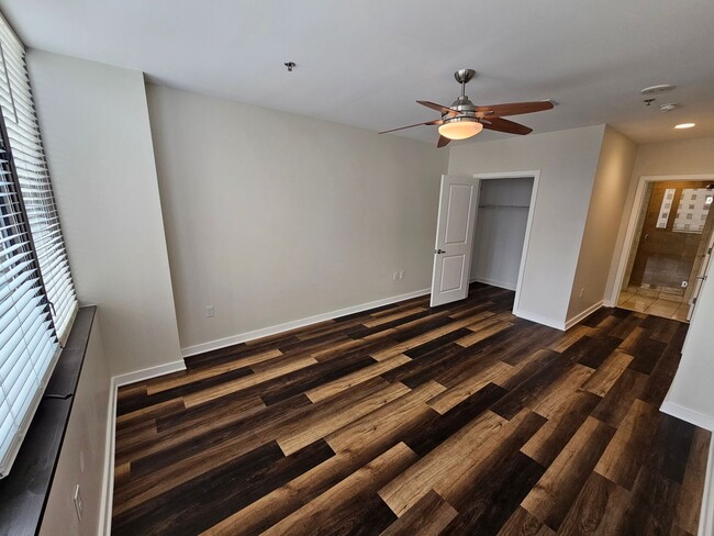Building Photo - Downtown condo with roof top pool & concie...