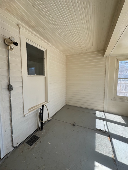 Back Porch/Laundry Room - 2806 Felix St