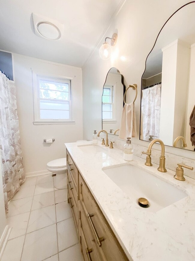 Building Photo - Beautiful 3 bedroom 2 bathroom brick home ...