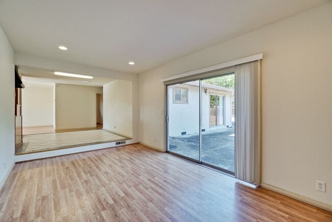 Building Photo - 1109 White Cliff Dr