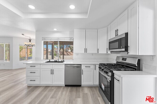 Building Photo - 37105 Zinnia St