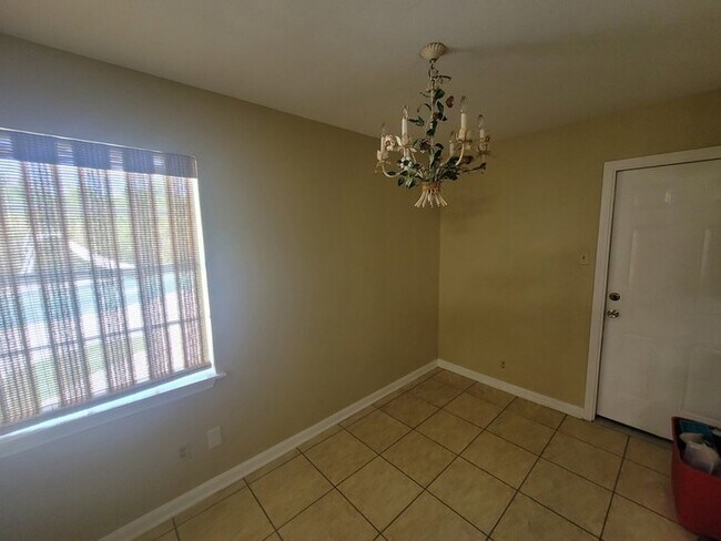 Building Photo - 2626 Beluche Dr