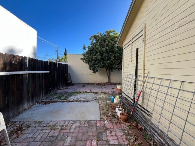 Building Photo - 510 1/2 6th St - PLACEMENT