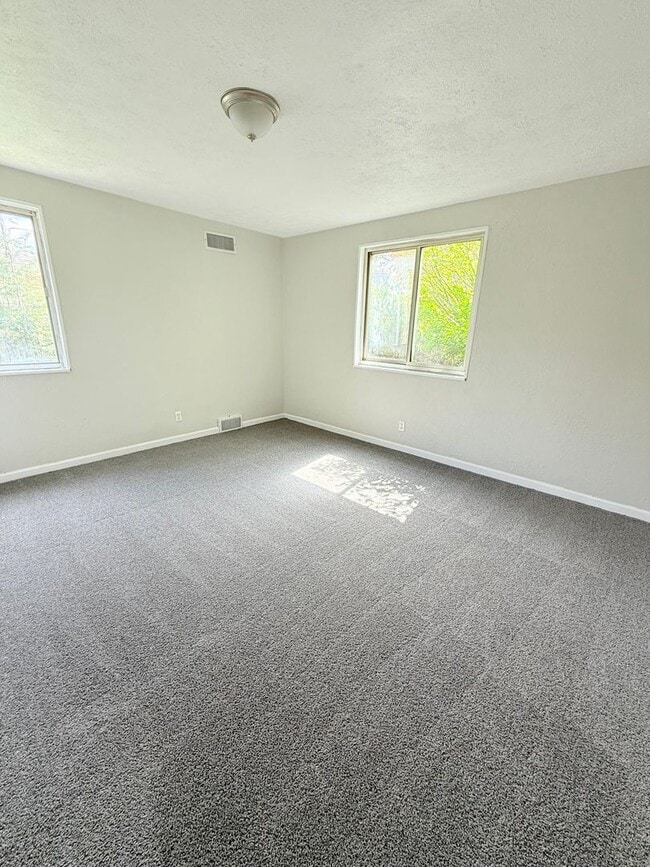 Building Photo - Spacious 3BD/1BA Single Family Home in Pen...