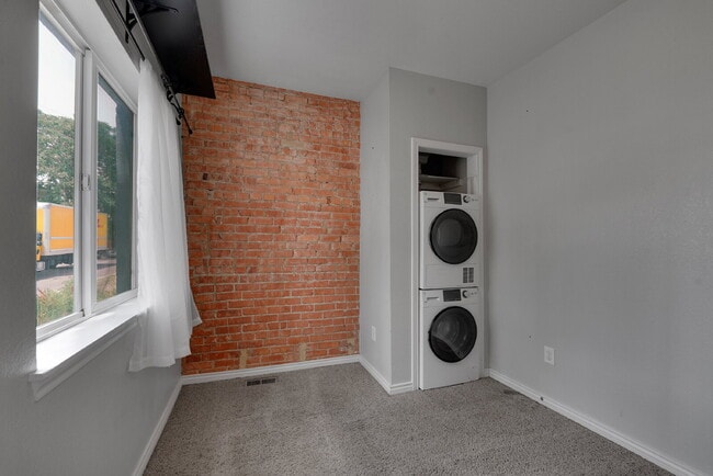 Building Photo - $2,395 - 2 Bed, 1 Bath Home in Denver with...