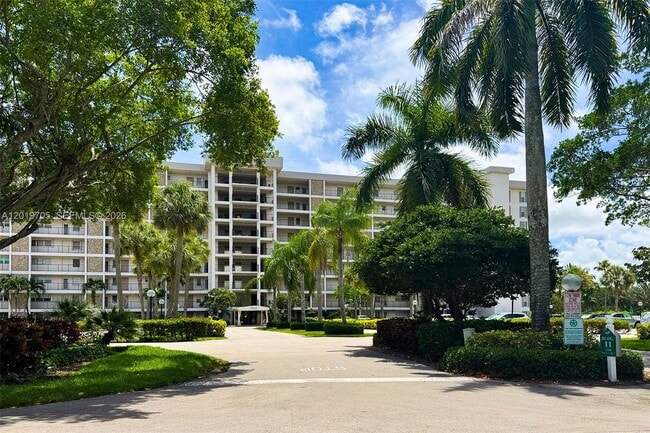 Building Photo - 3200 N Palm Aire Dr