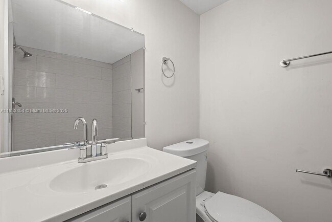 Building Photo - 2305 Tamarind Dr