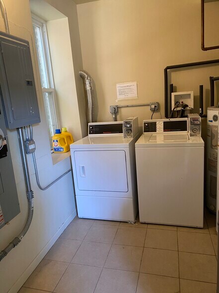 Laundry Room - 1408 N Maplewood Ave