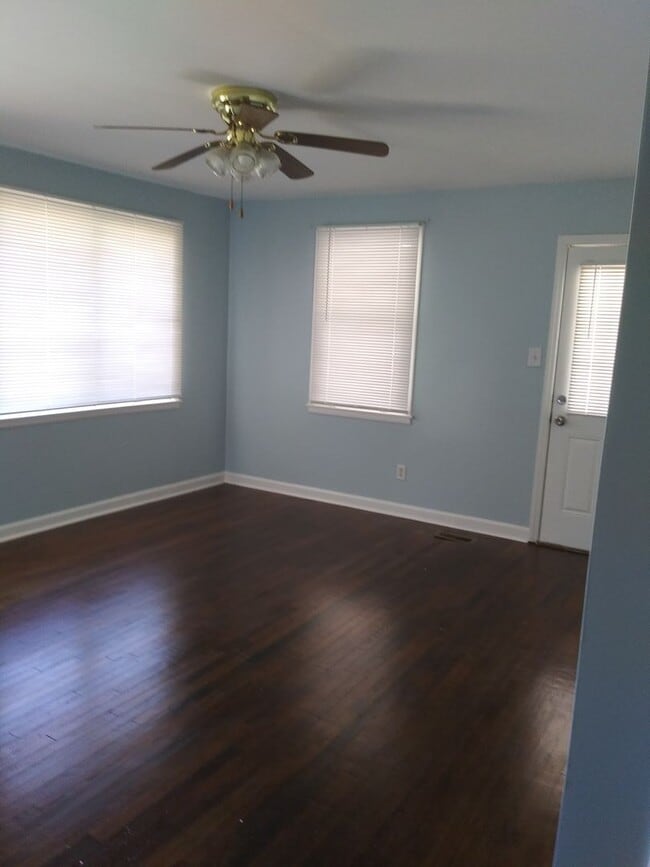 Building Photo - Look No Further!