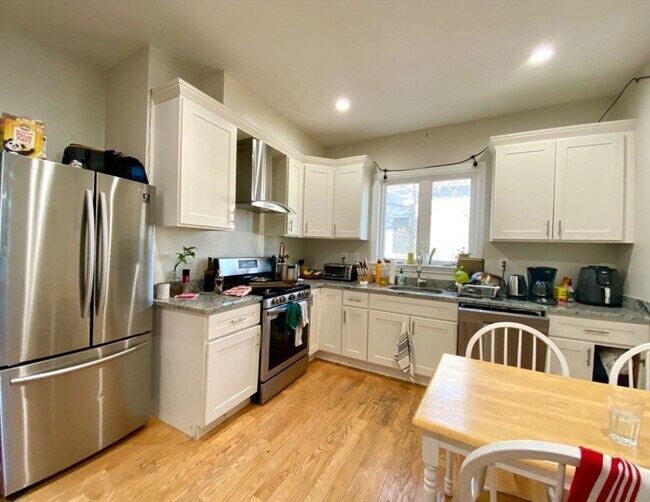 Primary Photo - 74 Berkshire St
