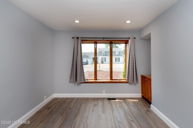 Building Photo - 813 Cable Dr
