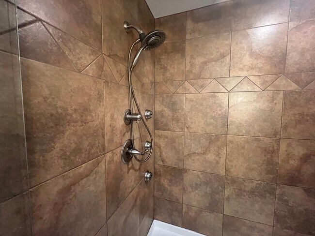 Building Photo - Beautiful 3 Bedroom/ 2.5 Bath with Integra...