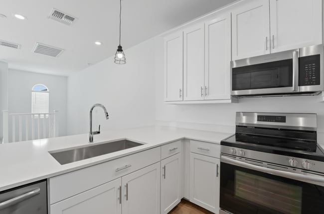 Building Photo - *Like Brand New Luxurious Modern 3 Bedroom 2 Bath Townhome in Warner Meadows!**