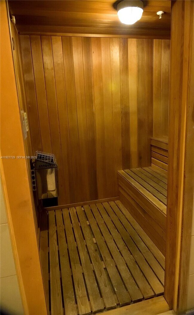 Building Photo - 347 N New River Dr E