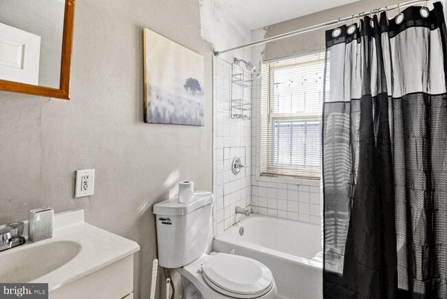 Building Photo - 400 N Rose St