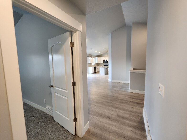 Building Photo - 439 N Hl Vw Dr